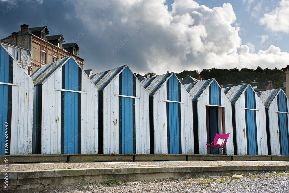 Φωτογραφία Strandhütten in Yport am Strand der Alabasterküste in der Normandie, Frankreich