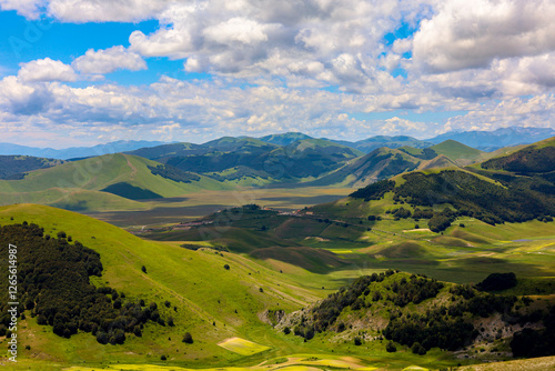 Fototapeta Naklejka Na Ścianę i Meble -  Paesaggio del Parco Nazionale dei Monti Sibillini, tra Marche e Umbria, in una soleggiata giornata di inzio estate, Italia