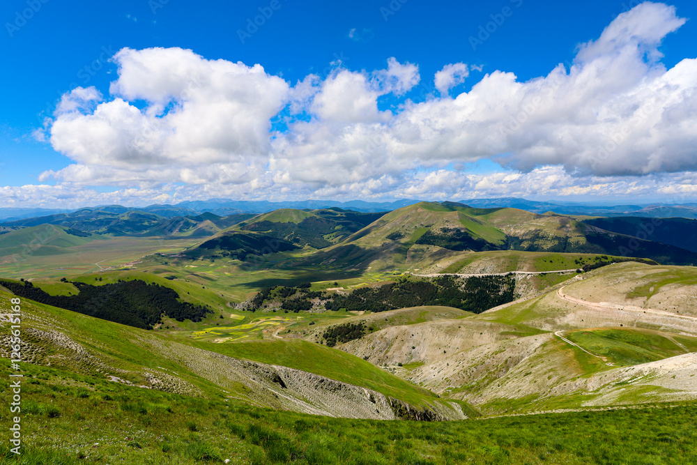 Fototapeta premium Paesaggio del Parco Nazionale dei Monti Sibillini, tra Marche e Umbria, in una soleggiata giornata di inzio estate, Italia