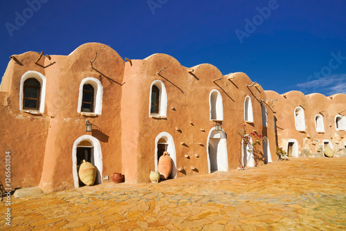 Ksar Ouled Debbab,governatorato di Tataouine, Tunisia, resti del tipico villaggio fortificato Berbero composto da granai e abitazioni costruiti all'interno di un muro di cinta difensivo.Tatoaine, Tuni photo