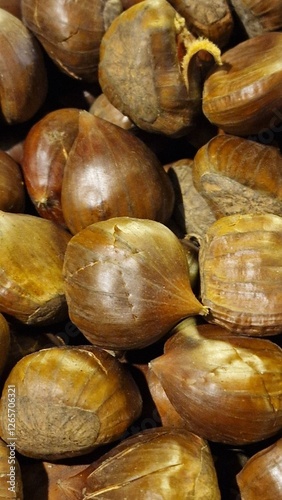 Obraz na płótnie baked chestnuts in detail brown food w salonie