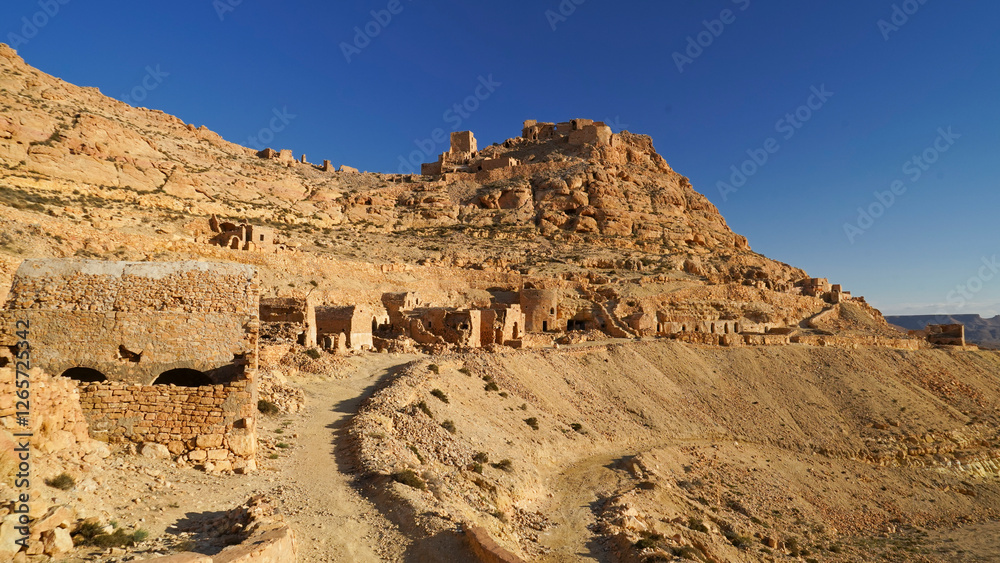 Fototapeta premium Ksar Douiret,governatorato di Tataouine, Tunisia, resti del tipico villaggio fortificato Berbero composto da granai e abitazioni costruiti all'interno di un muro di cinta difensivo.Tatoaine, Tunisia