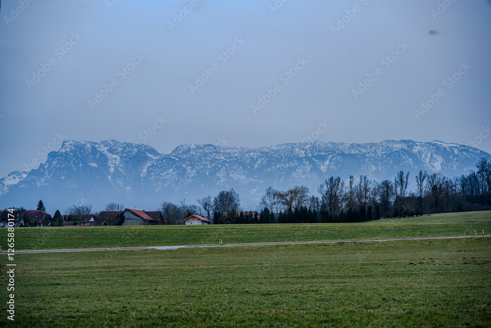Fototapeta premium Die Alpen im Rupertiwinkel bei Ainring, Oberbayern