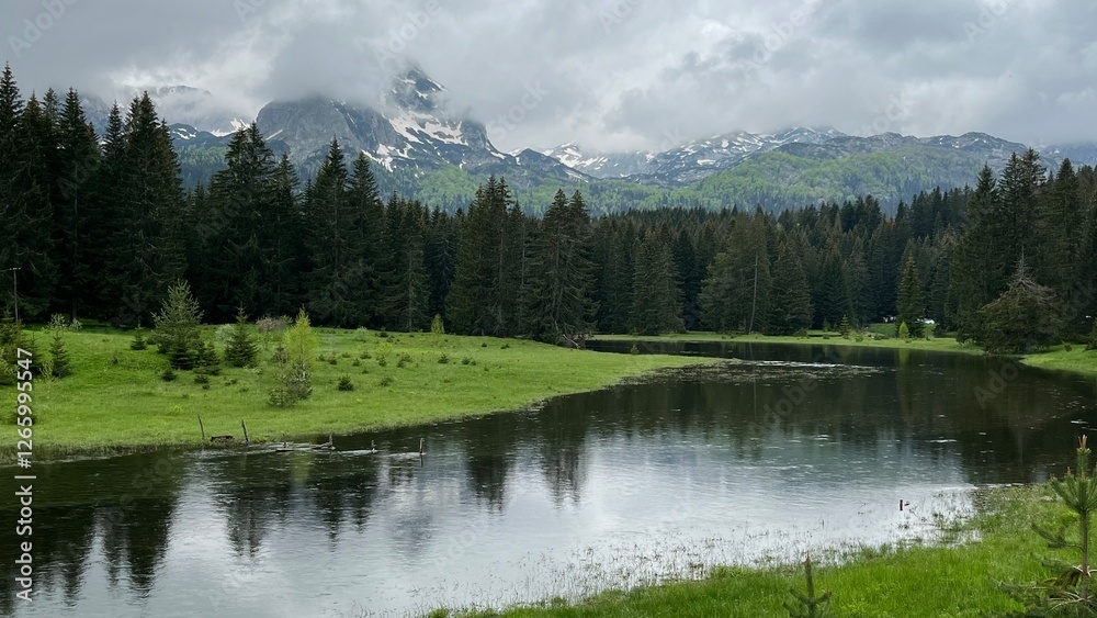 Fototapeta premium lake and mountains
