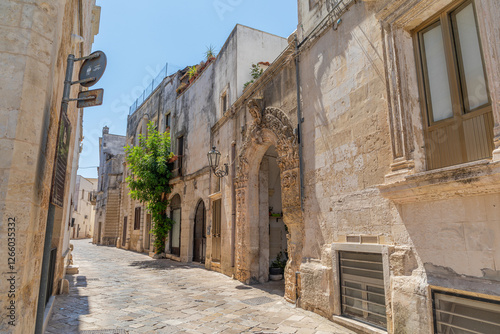 Arche richement sculptée dans une rue de Corigliano d'Otranto, dans les Pouilles, Italie photo