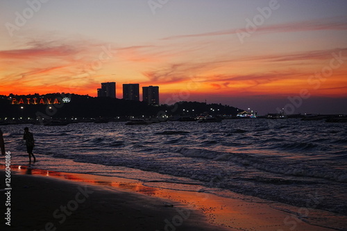 Obraz na płótnie Sunset View of Pattaya Beach in Thai - タイ パタヤビーチ 夕日 w salonie