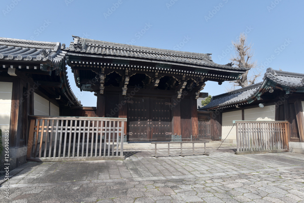 Fototapeta premium 東本願寺 玄関門 京都市下京区