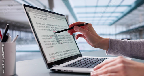 Obraz na płótnie Digital editor corrects errors in manuscript w salonie