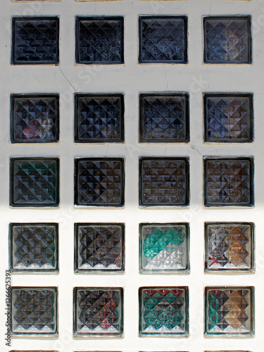 Square ornaments are used as lighting during the day.