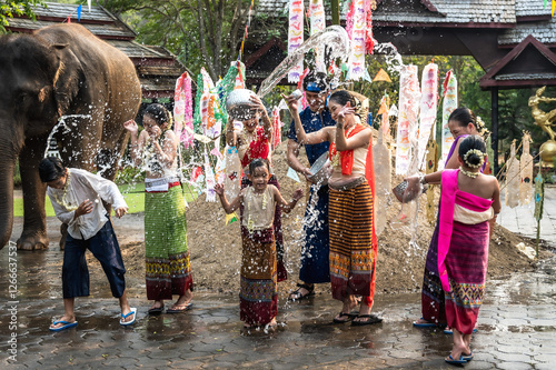Tableau sur toile Group of happy Thai women, man and children celebrating Song Kran festival in Ch