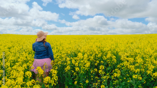 Garota no campo de canola