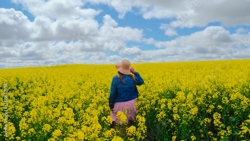 Garota no campo de canola