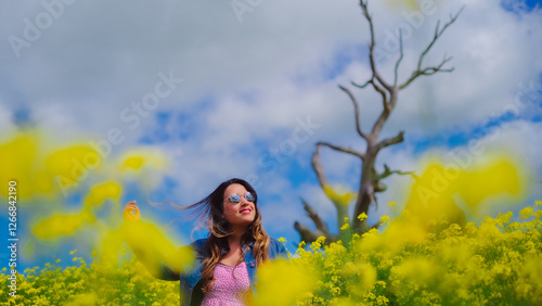 Garota no campo de canola