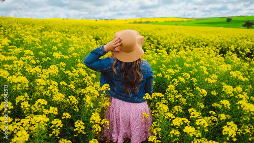 Garota no campo de canola