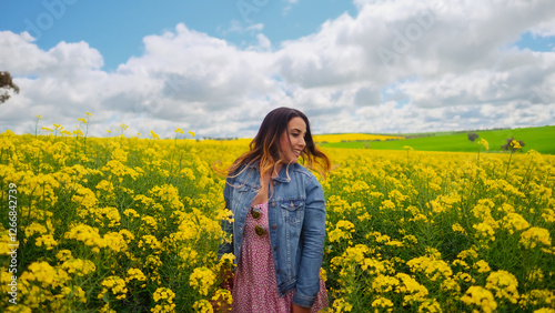 Garota no campo de canola