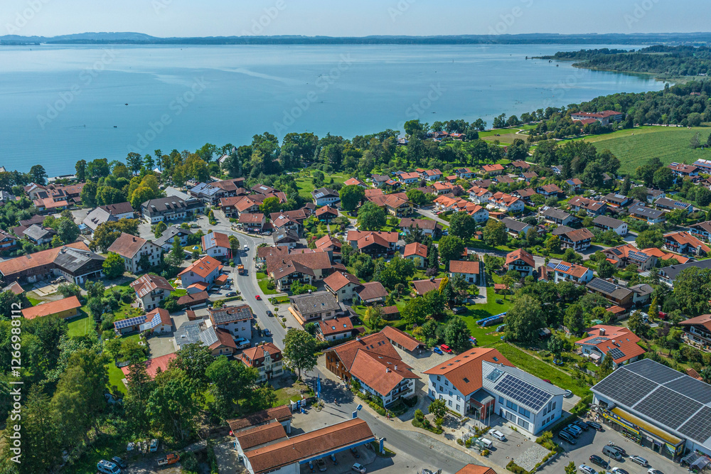 Fototapeta premium Der Ferienort Chieming am Ostufer des Chiemsee in Oberbayern aus der Vogelperspektive