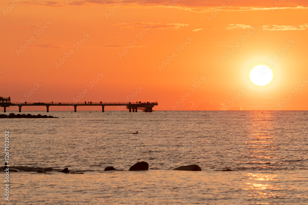 Seebrücke Heiligenhafen an der Ostsee bei Sonnenuntergang.