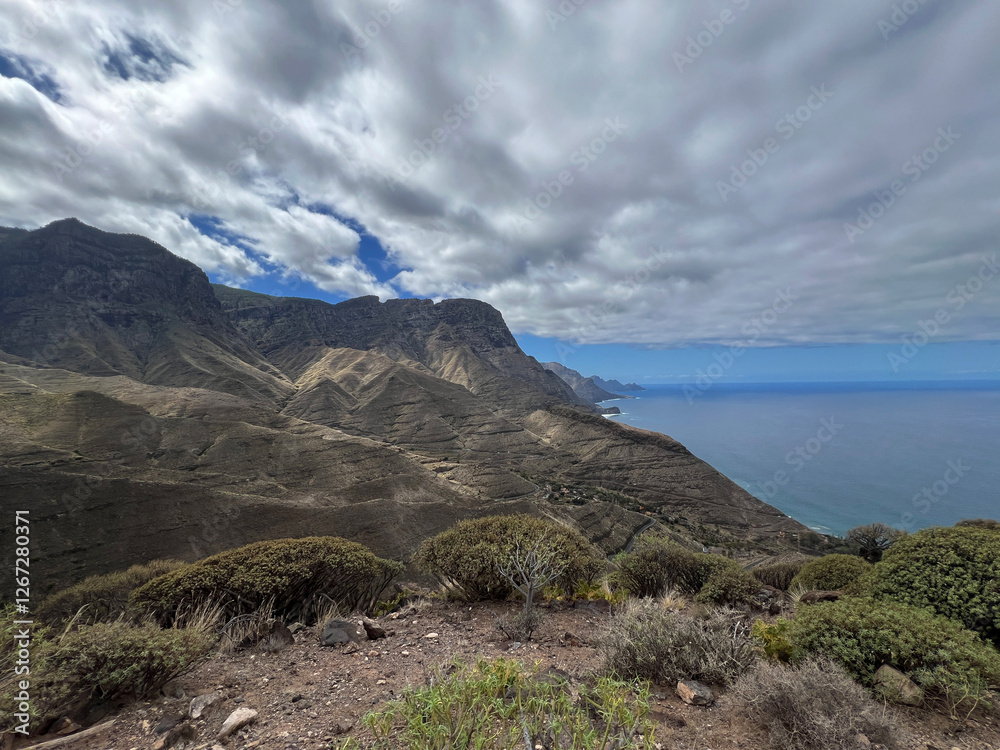 Mountains around the sea and Agaete