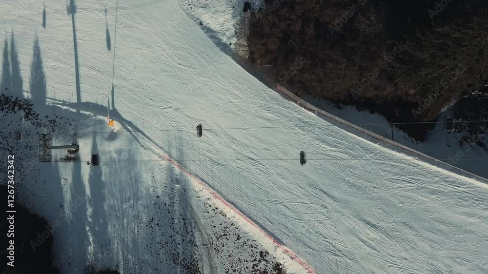 Deportes invernales en drone que es esquí y snowboard que se realizan en campos de esquí donde se harán las olimpiadas invernales Cortina italia 2026. 