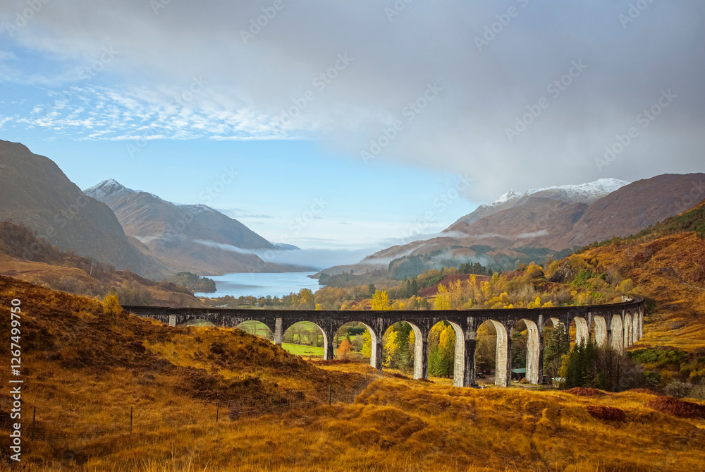 Obraz premium Glenfinnan Viaduct, Scotland, autumn, sun, Harry Potter, Loch Shiel