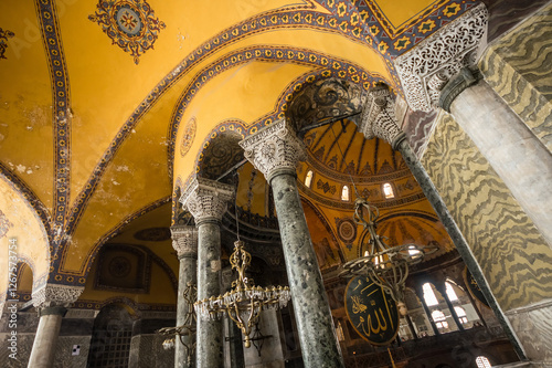 Foto Grand Interior View of Hagia Sophia Showcasing Marble Columns and Golden Domes,