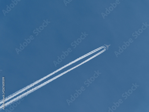 Kondensstreifen am Himmel