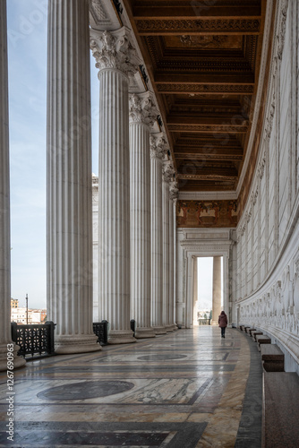 Donna da sola che cammina in un portico photo