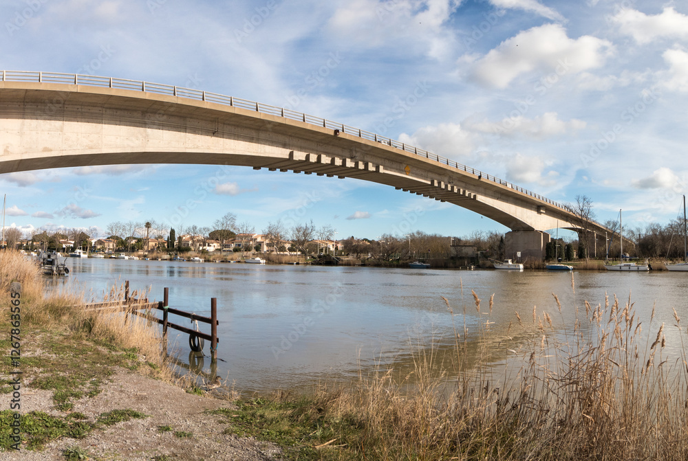 Obraz premium Pont de la rocade sur l'Hérault à Agde