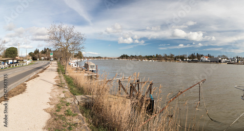  Panorama des berges de l'Hérault à Agde, France. photo