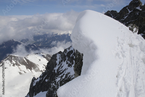 Obraz na płótnie alpinism in the snowy mountains w salonie