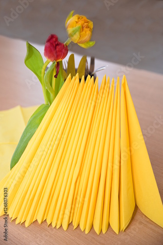 Fototapeta Naklejka Na Ścianę i Meble -  Tulpen und gelbe Servietten am Tisch - Gastronomie