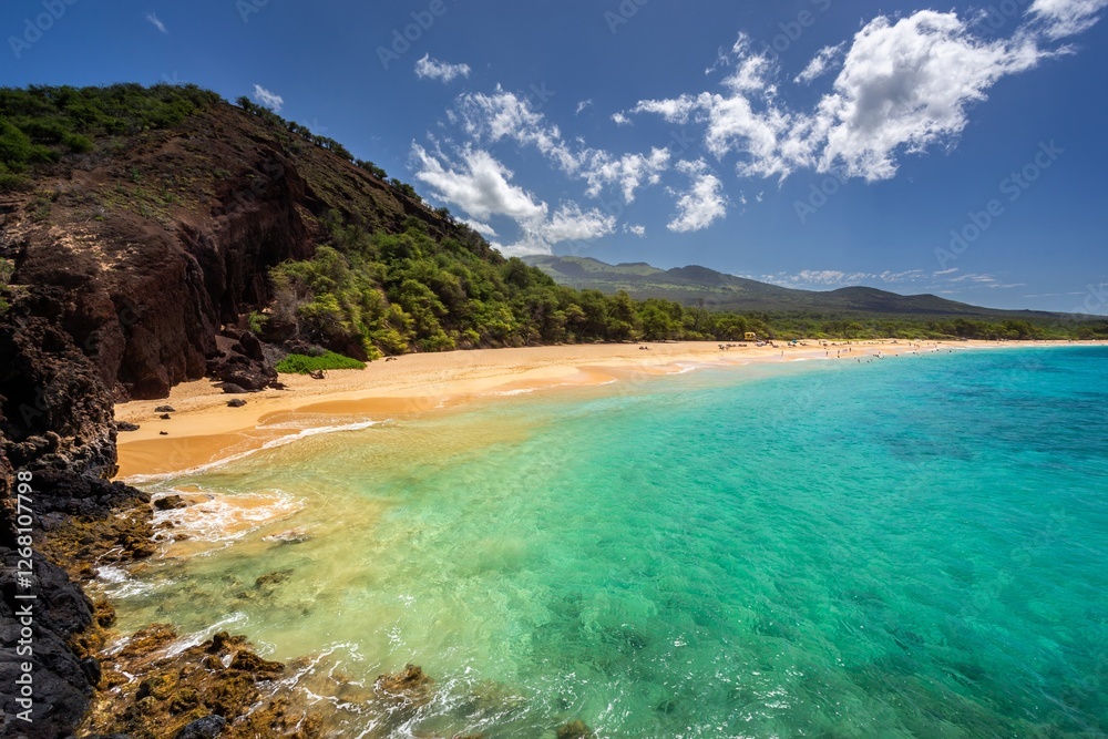 Makena Beach with Turquoise Waters in Maui, Hawaii – Tropical Paradise Makena Beach with Turquoise Waters in Maui, Hawaii – Tropical Paradise
