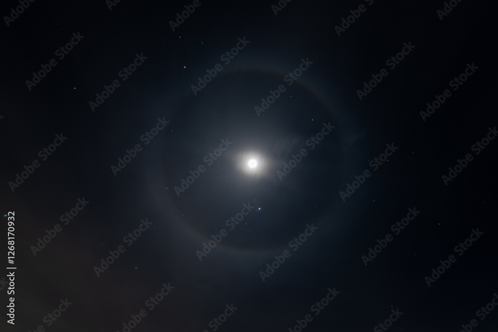 Sternenhimmel mit Mond und Halo – Faszinierende Himmelserscheinung in der Nacht Sternenhimmel mit Mond und Halo – Faszinierende Himmelserscheinung in der Nacht