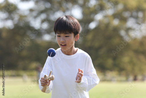 けん玉の練習をする男の子