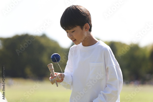 けん玉の練習をする男の子