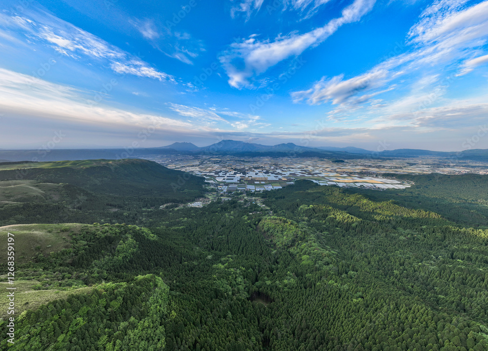 Fototapeta premium 阿蘇山、阿蘇、パノラマ、超広角、空撮、ドローン、森林、熊本県、日本、自然、環境、農業、山林、青空、地平線、展望、絶景、将来、風景、景色、景観、阿蘇市、山脈、カルデラ、観光、旅行、観光地、新緑、大地、グリーン、エコロジー、地球環境、環境保護、気候変動、サステナブル、SDGs、サステナビリティ、グリーントランスフォーメーション、GX、SX、ESG投資、脱炭素社会、カーボンオフセット、カーボンニュートラ