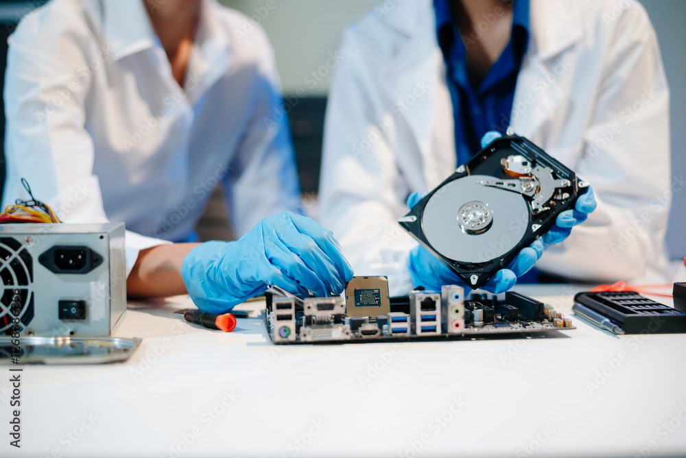 Obraz premium Showcasing expert computer hardware assembly and hard drive installation with precision