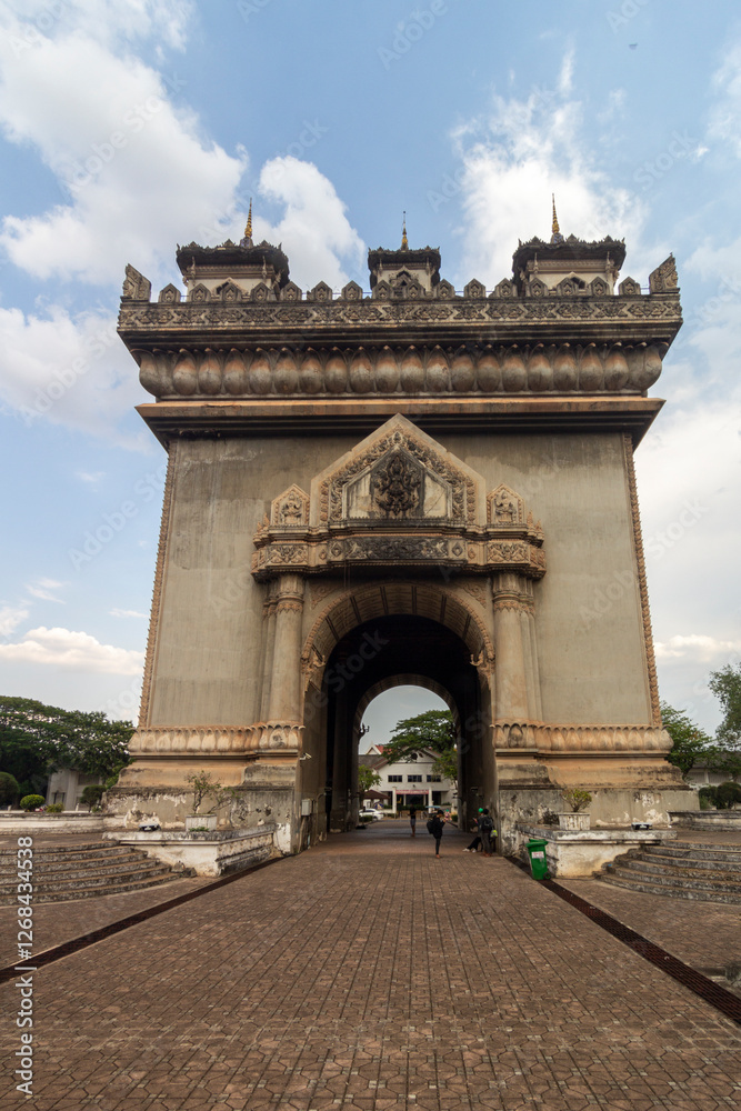 Obraz premium Vientiane, Laos - 02 May 2023 - Patuxai Gate in the Thannon Lanxing area of Vientiane, Laos