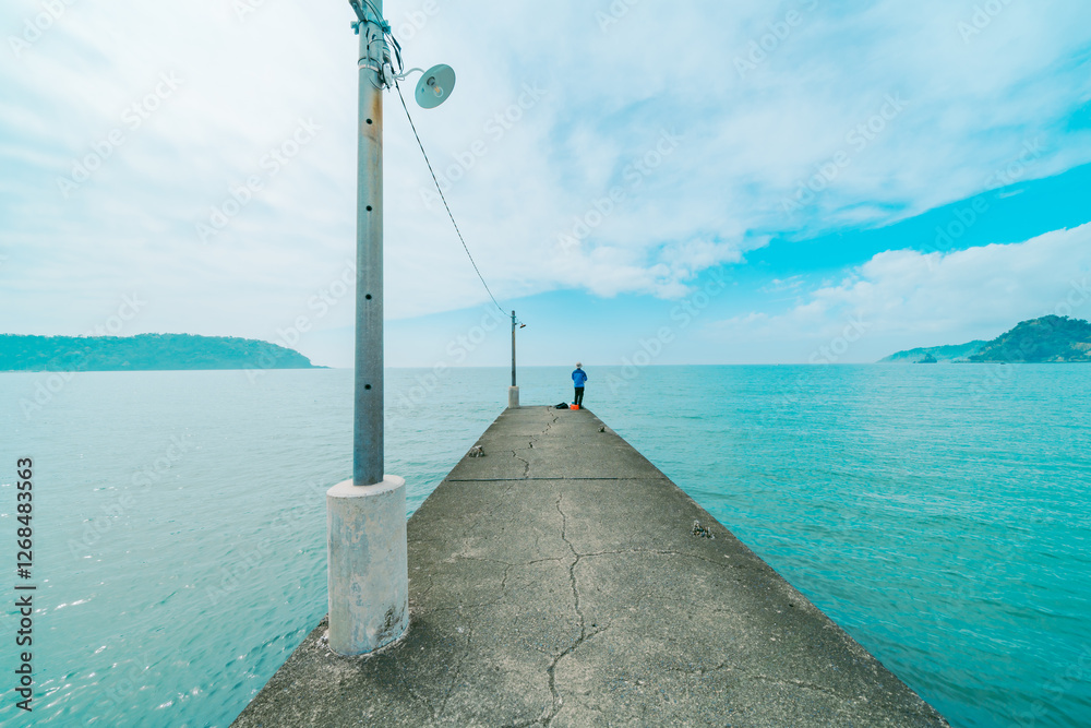 Obraz premium 海に浮かぶ原岡桟橋