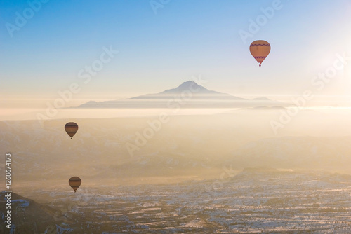 Obraz na płótnie Hot air balloons flying over Cappadocia, Turkey w salonie