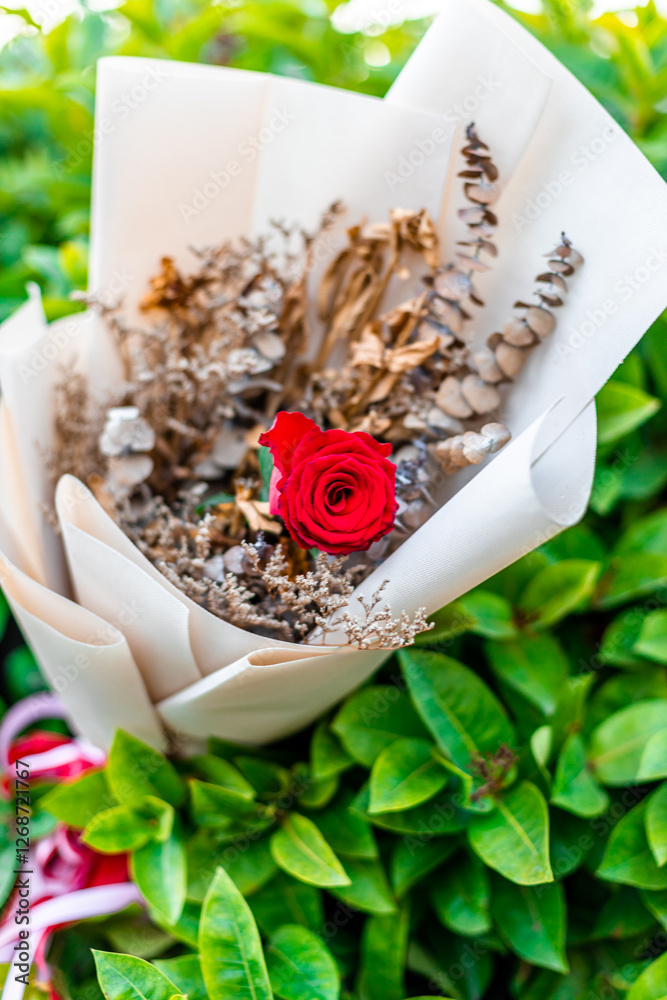 The view of the pink rose bouquet close-up arranged on wooden table be used to display to various festivals(Valentine,wedding New Year's party birthday party)or to decorate in Restaurant coffee shop