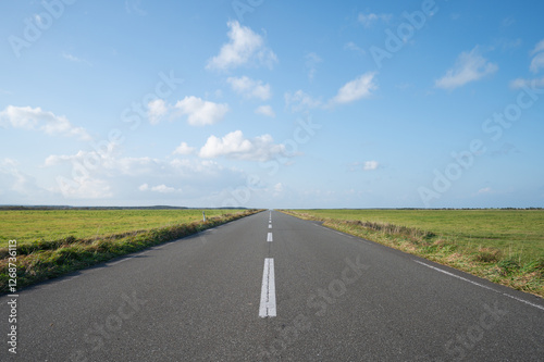 どこまでも続く北海道のまっすぐな道（エサヌカ線）