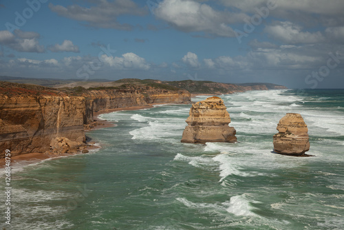 am Saddle Lookout. Die Twelve Apostles - Zwölf Apostel - in Australien. Naturwunder an der Great Ocean Road. Felsformation im Süden Australiens.  photo