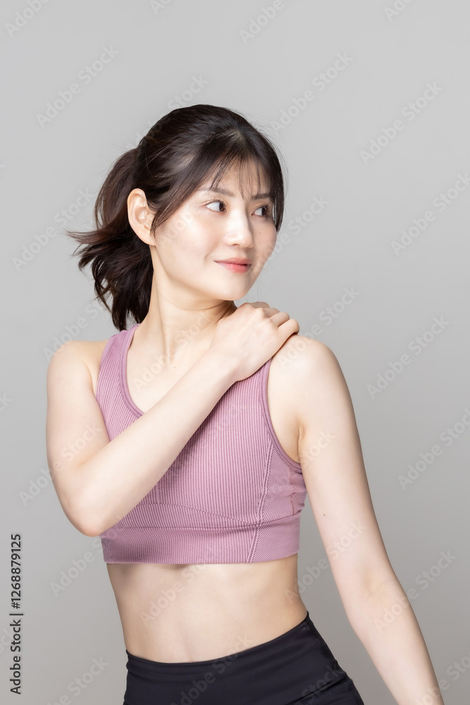 ストレッチをするスポーツウェアの美しい女性 ストレッチをするスポーツウェアの美しい女性