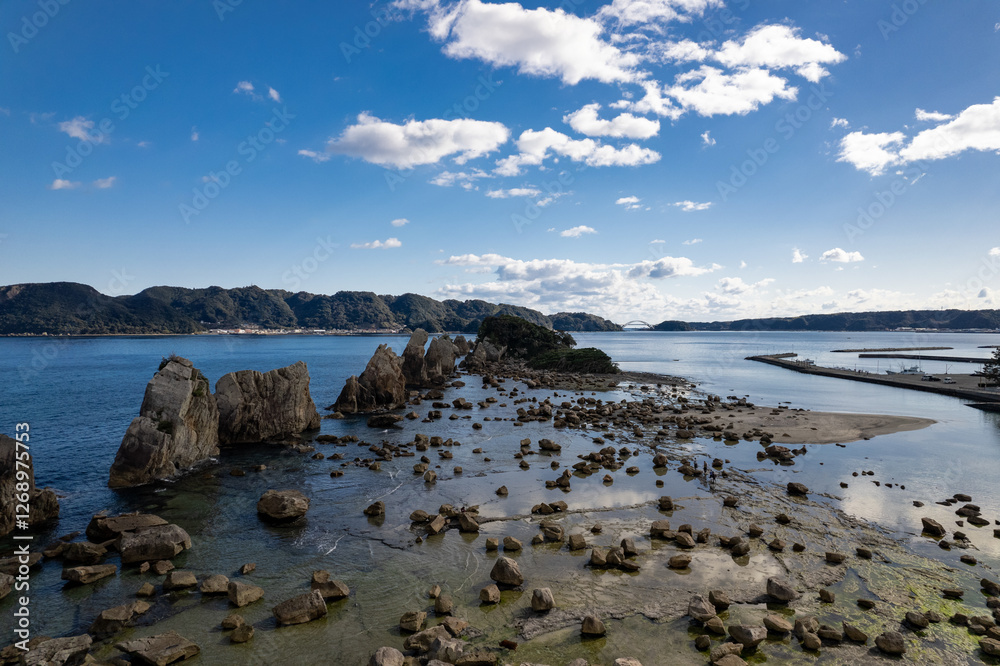 熊野の奇岩、橋杭岩(ドローンによる空撮)