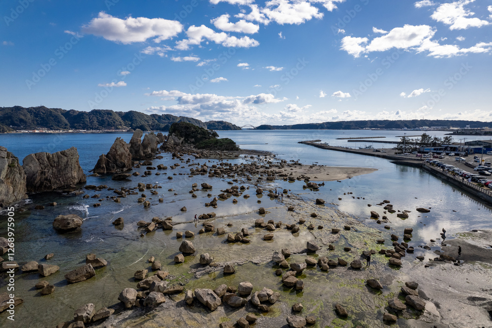 熊野の奇岩、橋杭岩(ドローンによる空撮)