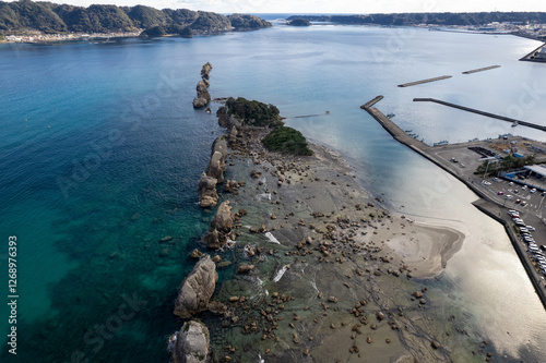 熊野の奇岩、橋杭岩（ドローンによる空撮）