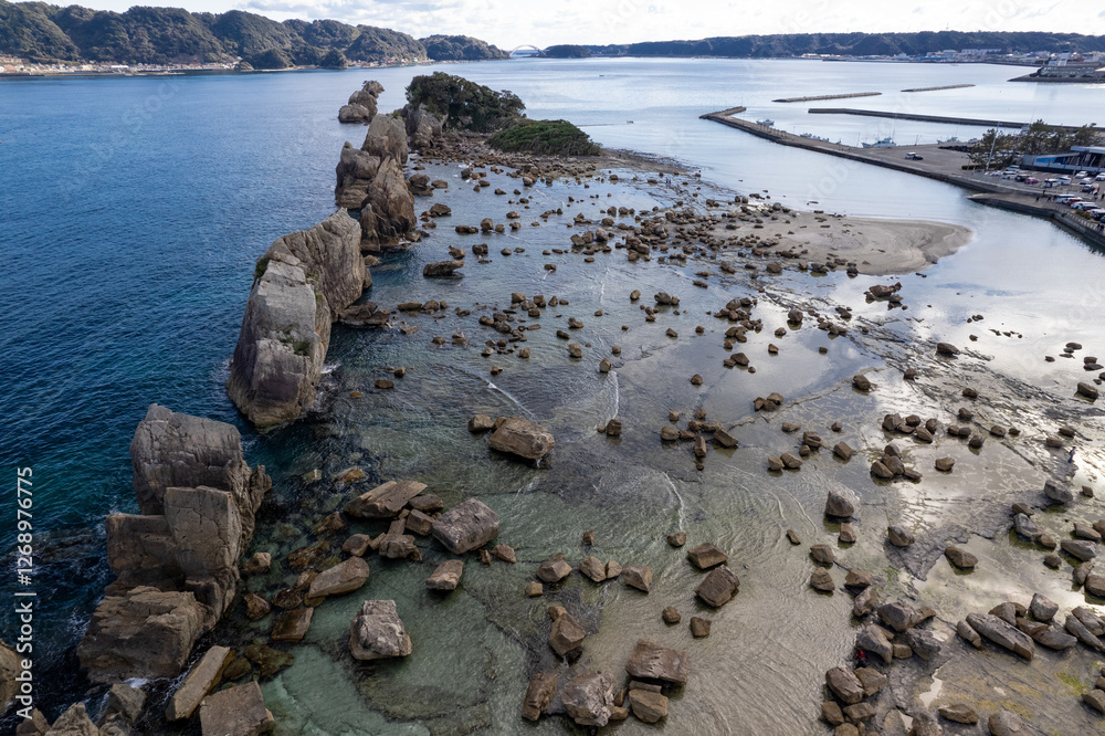 熊野の奇岩、橋杭岩(ドローンによる空撮)