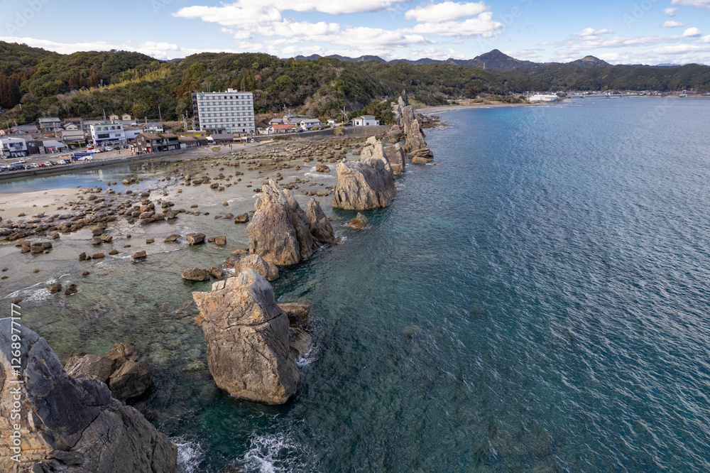 熊野の奇岩、橋杭岩(ドローンによる空撮)