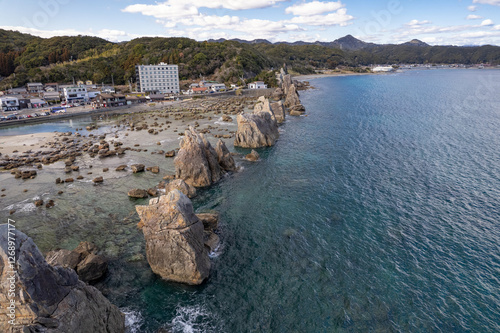 Obraz na płótnie 熊野の奇岩、橋杭岩(ドローンによる空撮) w salonie
